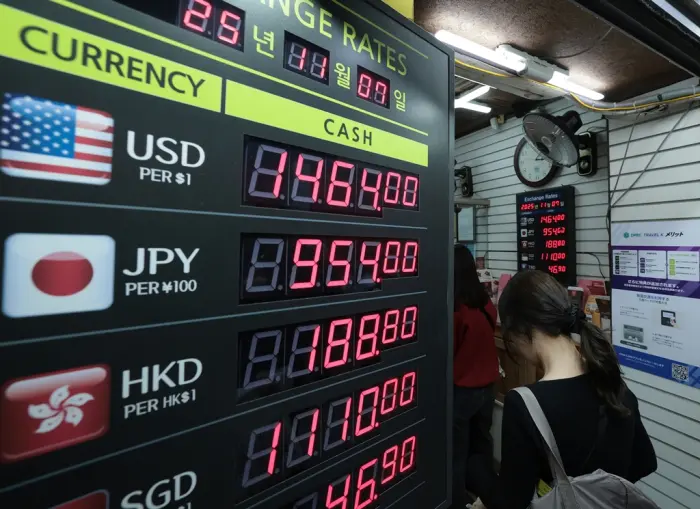 یک صرافی در محله میونگ‌دونگ، سئول