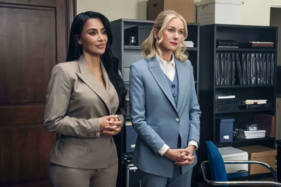 کیم کارداشیان و نائومی واتس در سریال «آلز فیر»