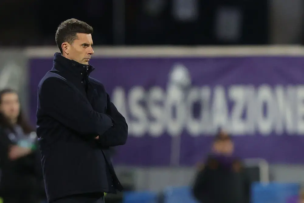 فلورانس، ایتالیا - ۱۶ مارس: تیاگو موتا، سرمربی یوونتوس، در جریان بازی سری آ بین فیورنتینا و یوونتوس در ورزشگاه آرتمیو فرانکی در تاریخ ۱۶ مارس ۲۰۲۵ در فلورانس، ایتالیا. (عکس از گابریله مالتینتی/گتی ایمیجز)