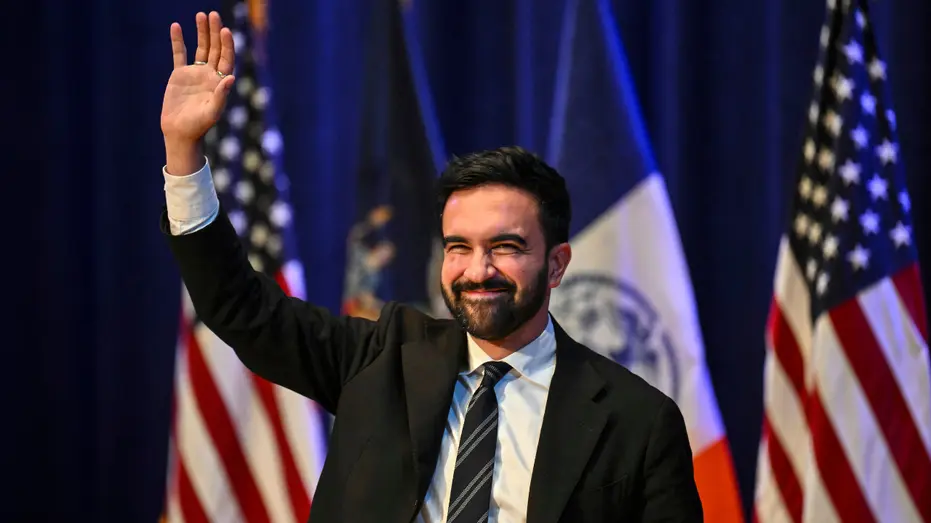 زهران مامدانی، نامزد شهردار نیویورک، در حین جلسه عمومی دست تکان میدهد