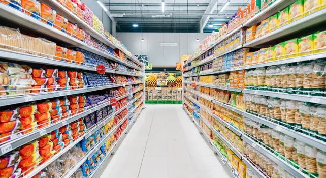 قفسه‌های سوپرمارکت پر از غذاهای فرآوری‌شده