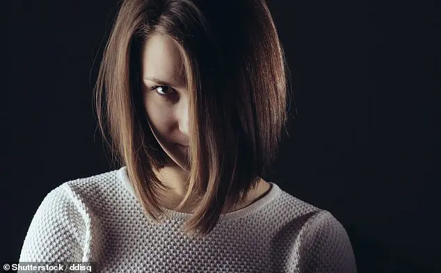 پژوهشگران دریافتهاند که روانآزارها رفتاری سرد و تکانشی دارند، هنگام آسیب رساندن به دیگران احساس گناه نمیکنند، دیگران را در روابط خود بازیچه قرار میدهند و تشنه تحسین هستند (تصویر آرشیوی)