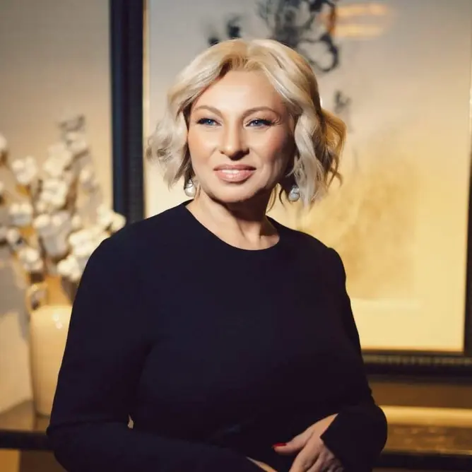 آنگلا پیرل، ستارهشناس مشهور که تازه نامهای از پرنس هری و مگان مارکل منتشر کرده. عکس: @lovebegini/Instagram