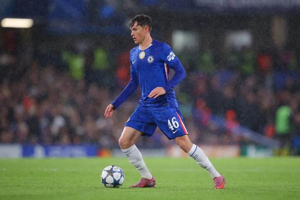 رجی والش، هافبک چلسی، در حال بازی مقابل آژاکس در لیگ قهرمانان اروپا.