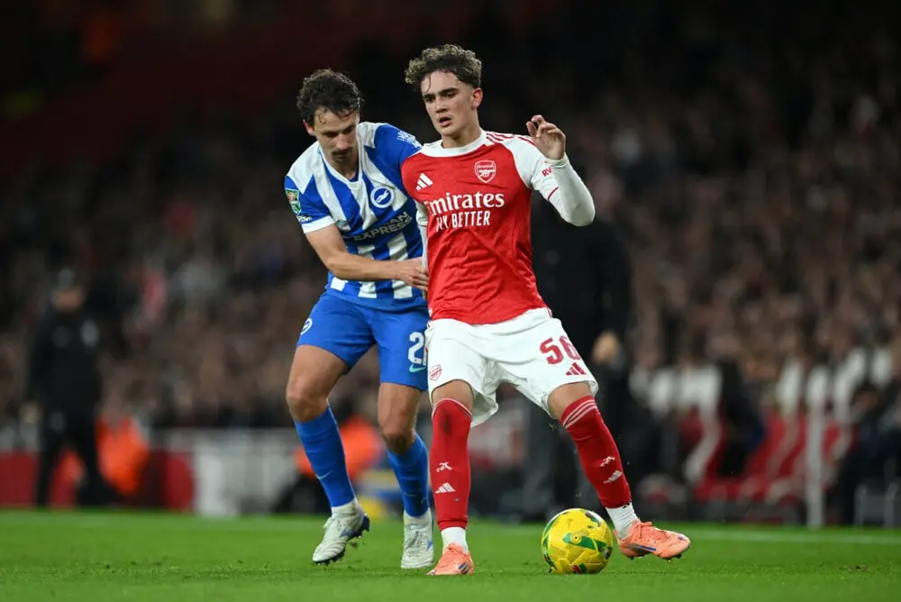 مکس داومن و اولیویه بوسکاگلی در جریان بازی آرسنال مقابل برایتون اند هوو آلبیون در دور چهارم جام اتحادیه بر سر توپ رقابت می‌کنند.