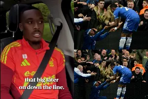 عکسی از کالوم هادسون-اودوی در حال جشن گرفتن با ساموئل اتوئو