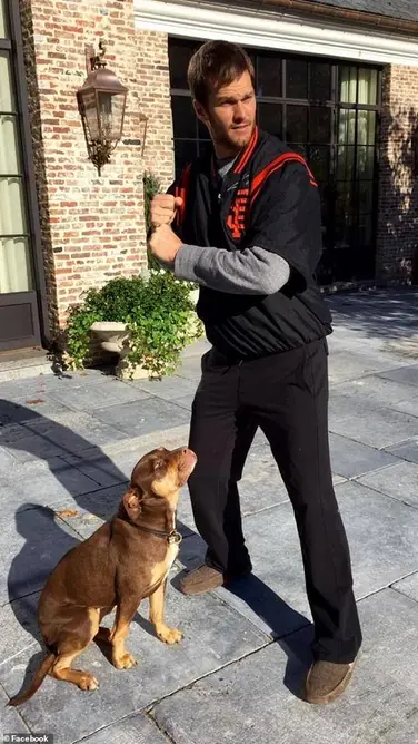 بریدی که توسط مونترال اکسپوزز انتخاب شد، کنار لوآ ایستاده است