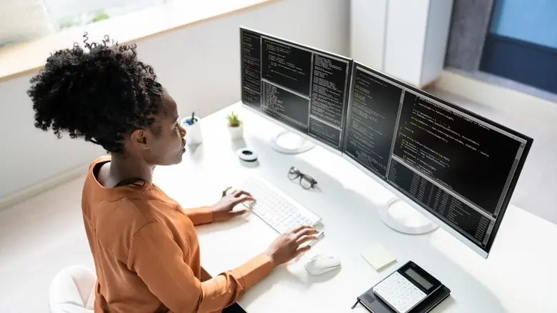 شخصی که در حال استفاده از یک نمایشگر عریض با پنجره‌های متعدد است