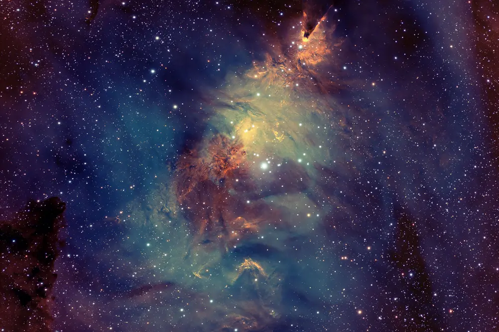 سحابی مخروطی و خوشهٔ درخت کریسمس، اثر بیل لاوری، چیدینگستون هوث، کنت، بریتانیای کبیر، ۲–۴ ژانویه و ۲۶ مارس ۲۰۲۵. تجهیزات: دوربین ZWO ASI2600MM Pro، ریفراکتر William Optics GT‑81 IV، پایه Sky‑Watcher EQ6‑R Pro. زمان نوردهی: Ha 10× 1,200”, OIII 21× 1,200”, SII 14× 1,200”, LRGB 40× 30” هر کدام، مجموعاً ۱۳ h ۲۰’. نرم‌افزار: PixInsight