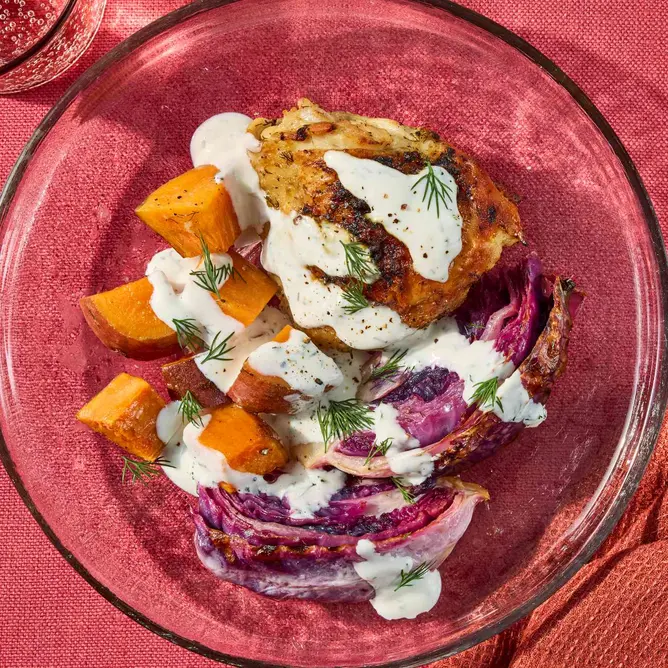 تصویر ران‌های مرغ سینی‌فر با کلم قرمز و سیب‌زمینی