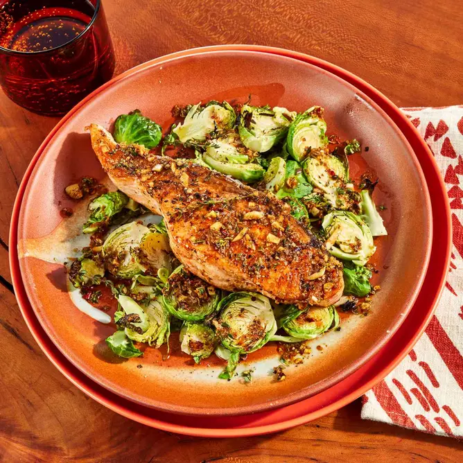 تصویری از سالمون سینی‌فر و کلم بروکسل نازک‌برش با سس لیمون‑سیر