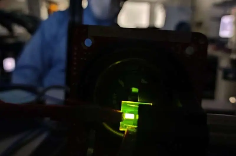 شیمیدانها الاواِیدیهایی را طوری طراحی کردند که جهت چپدست یا راستدست نور را بهصورت الکتریکی معکوس میکنند