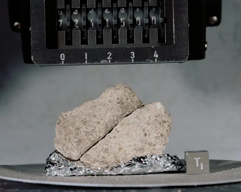 صخرههای قمری جمعآوریشده در مأموریت آپولو ۱۷، مانند این صخره، به پژوهشگران در بررسی تاریخ زمین، ماه و تئیا کمک کردند.