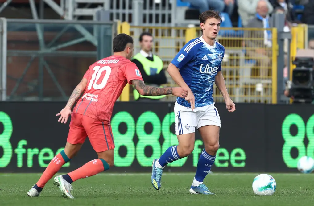 کومو، ایتالیا - ۸ نوامبر: نیکو پاز از کومو ۱۹۰۷ در مسابقه سری‌آ میان کومو ۱۹۰۷ و کالیاری کالچیو، در استادیوم جوزپه سینیگالیا برای توپ با جیانلوکا گائتانو از کالیاری رقابت می‌کند. (عکس توسط مارکو لوتزانی/گتی ایمیجز)