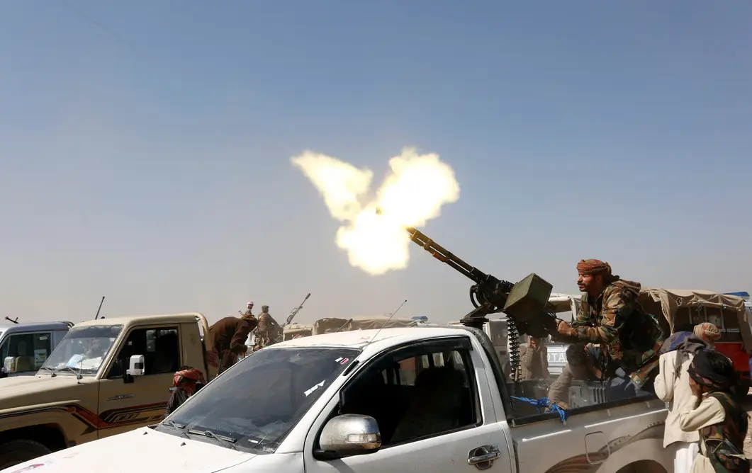 یک جنگنده حوثی با تفنگ خودکار سوار بر یک کامیون به آسمان شلیک میکند؛ در حین شرکت در تظاهرات سلاحدار علیه ایالات متحده و اسرائیل در ۶ نوامبر ۲۰۲۵، در صنعا، یمن.