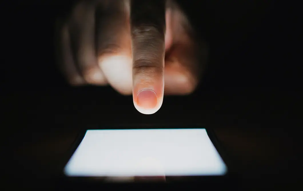 آدمی که در حال استفاده از گوشی است