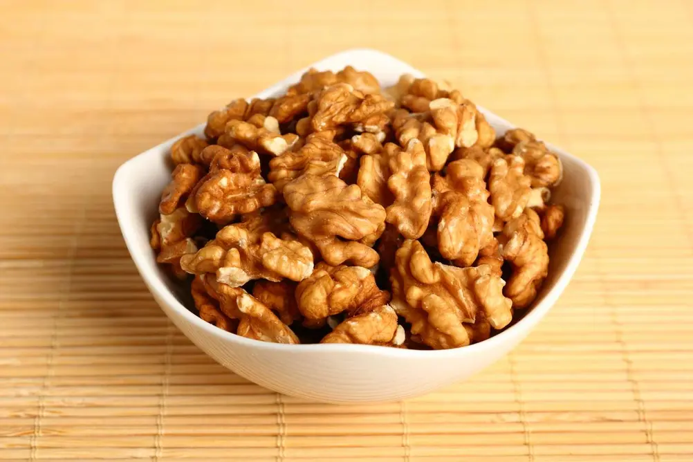 گردو در یک کاسه سفید، سرشار از امگا‑۳