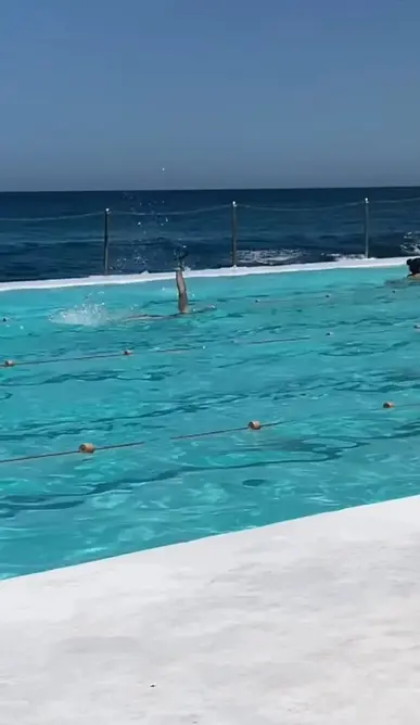 بهنظر میرسد زن در حال گرفتن سلفی در استخر زیبا در ساحل محله باندی سایدنی است. Instagram / @browncardigan