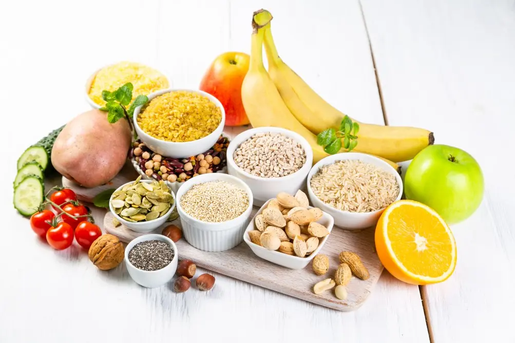 انتخابی از کربوهیدراتهای مفید شامل سبزیجات، میوهها، غلات، حبوبات، آجیل و دانهها.